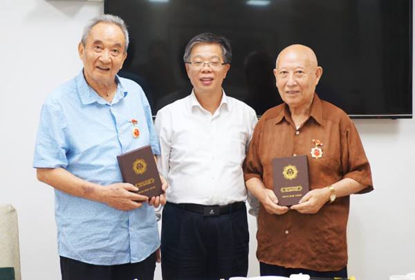 快猫
召开离退休厅级干部工作通报会2_600.jpg