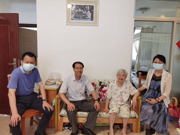 快猫
开展建党99周年走访慰问老党员、困难党员活动_600.jpg