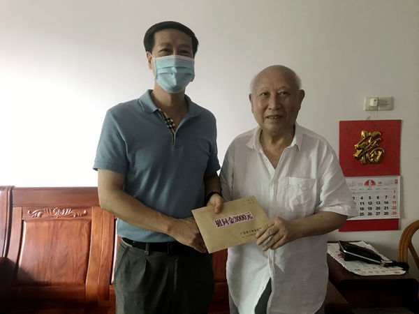 快猫
看望慰问参加过抗日战争的老战士老同志_副本.jpg