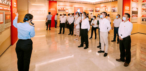 快猫
组织党员干部参观省反腐倡廉教育基地_600.jpg