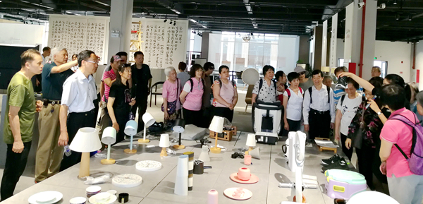 快猫
组织离退休干部开展集中学习活动3_副本.jpg