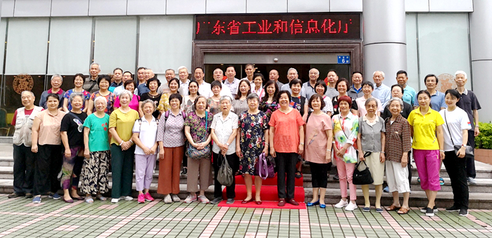 快猫
组织离退休干部开展集中学习活动4_副本.jpg